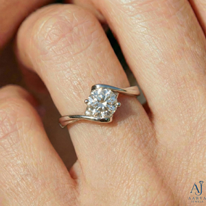 Anillo de compromiso y boda vintage de plata de ley 925 con moissanita de corte ovalado chapado en rodio y engaste de garra abierta para mujer - Product Image 1