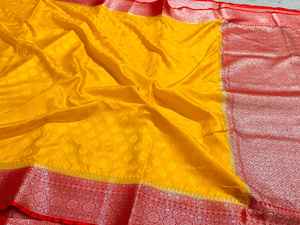 Sari de Seda Brocada Roja Intensa con Borde de Zari Plateado, Tejido Tradicional Banarasi, Protección Solar para Bodas y Eventos Festivos - Product Image 3