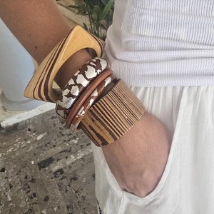 Auténtica Pulsera Hawaiana de Madera de Koa Rizada, Hecha a Mano, de Primera Calidad, con Forma Personalizada, Origen Uttar Pradesh - Product Image 4
