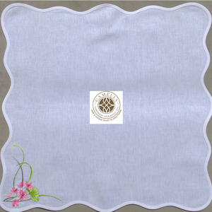 Servilleta de lino suave con delicado bordado floral rosa en un extremo, que aporta un toque de jardín y una elegancia tranquila. - Product Image 1