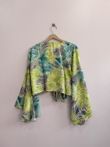 Lote de 10 Tops Cortos de Seda Estampada con Lazos Delanteros y Mangas Campana, Ideales para Fiestas - Product Image 6