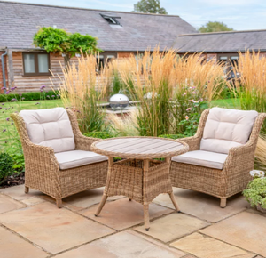 Paire de fauteuils de jardin en rotin tressé à dossier haut avec coussins moelleux et table d'appoint ronde, disponibles à prix de gros. - Product Image 1