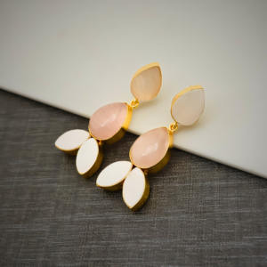 ต่างหูทรงหยดน้ำดีไซน์พิเศษ – โรสควอตซ์และมุกประดับด้วยทองคำ 18k - ของขวัญสำหรับเธอ - Product Image 3