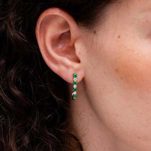 Pendientes Huggie de Esmeralda y Diamantes de Corte Redondo, Joyería Fina para Uso Diario, Oro Amarillo Sólido de 14kt, Joyería de Piedra de Nacimiento de Mayo - Product Image 3