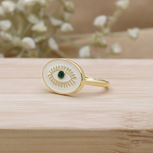 Vente en gros de bagues œil porte-bonheur ovales en argent sterling 925 plaqué or 14 carats avec émail blanc et vert, Memoria Jewels - Product Image 6