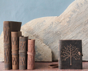 Carnet artisanal en cuir 100% naturel, papier de coton fait main, motif Arbre de Vie, couverture avant embossée - Product Image 5