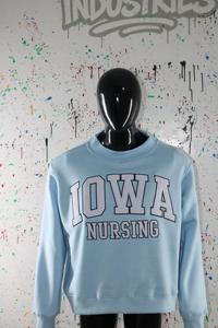 Sudadera IOWA NURSING con cuello simulado, 450 GSM, nombre personalizado, bordado aplicado, corte holgado, 100% algodón, felpa francesa. - Product Image 1