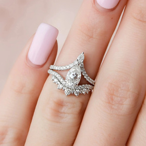 Bague de fiançailles en or blanc avec diamant de laboratoire taille poire et diadème - Product Image 3