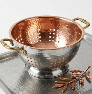 Passoire en métal martelé bicolore avec poignées en laiton et trous de drainage carrés - Product Image 1