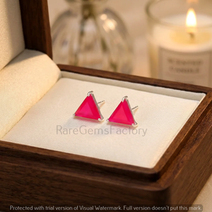 Boucles d'oreilles clous géométriques minimalistes en argent sterling 925 avec cristal rouge taillé en triangle pour femme - Product Image 4