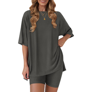 Ensemble 2 pièces en tricot rouge pour femmes, haut à col rond ample à manches courtes avec short au-dessus du genou, uni, respirant, décontracté, pour le printemps et l'été - Product Image 5