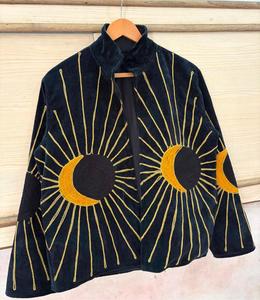 Veste bohème en velours bleu marine brodée Suzani avec motif soleil et lune, manches longues, col montant, faite à la main, vêtement d'extérieur pour l'automne - Product Image 1