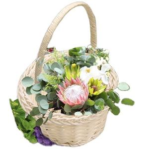 Cesta de Mimbre Hecha a Mano de Color Intenso para Bodas y Navidad - Product Image 1