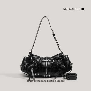 Borsa a Tracolla da Donna Stile Moto Retrò in Pelle Lucida Cilindrica con Multi Cerniera e Rivetti, Stile Gotico Millennium Street - Product Image 3