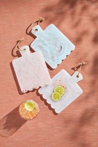 Plateau de service en résine vibrante Candice Aqua & Blanc à motif tourbillonnant pour restaurants et événements par The Handmade Collection - Product Image 4