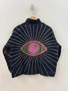 Veste en velours artisanale haut de gamme pour femme, ornée d'une broderie au point de chaînette de style Rajasthani et d'un magnifique motif œil porte-bonheur - Product Image 2