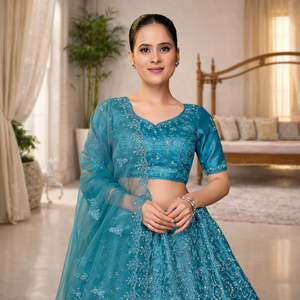 Lehenga Choli con bordado de hilo pesado y lentejuelas, falda acampanada, blusa elegante y dupatta suave, ideal para bodas y fiestas. - Product Image 2