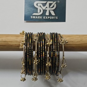 Juego de Brazaletes de Cristal Negro de Lujo con Dijes Dorados Ghungroo, Joyería Tradicional Hecha a Mano, Étnica, para Novias, Moda Femenina - Product Image 5