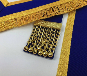 Ensemble complet de regalia maçonnique artisanal provincial, brodé, selon la réglementation anglaise, avec tablier en cuir, col et ruban brodés - Product Image 3