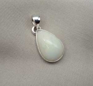 Pendentif en opale blanche naturelle en forme de poire, argent sterling 925, bijou artisanal en cabochon - Product Image 1