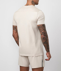 Conjunto de Camiseta y Pantalones Cortos para Hombre de Alta Calidad con Logotipo Personalizado y Cintas Adhesivas - Traje Deportivo de Verano de Secado Rápido, Transpirable y Suave al Tacto - Product Image 2