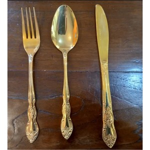 Juego de Cubiertos de Lujo Dorados, Estilo Vintage Real, de Acero Inoxidable Grabado, Pulido a Espejo, Cuchillo, Tenedor y Cuchara - Product Image 1