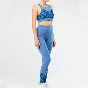 Ensemble de yoga pour femmes personnalisé à séchage rapide, taille élastique, col rond, couleur unie, logo sur le devant, ensemble 2 pièces - Product Image 4