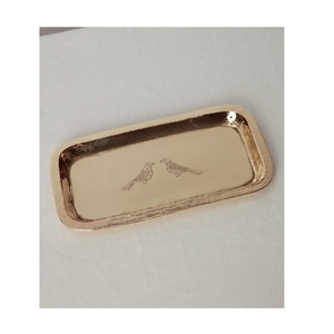 Plateau décoratif rectangulaire en laiton finition or élégante, motif poisson artisanal, plateau à bijoux et plateau de service à café en laiton avec design poisson. - Product Image 3