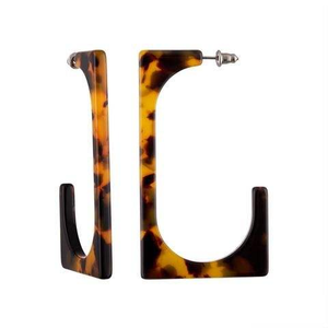 Pendientes de Cuerno Modernos Hechos a Mano con Patrones Tribales Africanos, Artesanía Natural de Origen Sostenible - Product Image 5