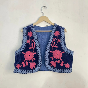 Veste Suzani bleu marine brodée à la main en coton, motif floral bohème, vêtements ethniques pour femmes, sans manches, veste courte traditionnelle - Product Image 1