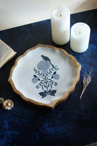 Plateau en bois traditionnel avec motif d'oiseau bleu et de fleurs, réutilisable, pour la table, les fêtes et les événements. - Product Image 2