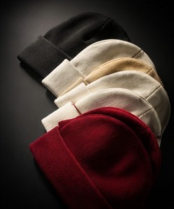 Bonnet uni en acrylique 100% avec revers, style décontracté pour l'hiver - Product Image 1