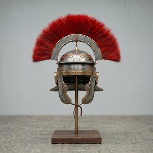 Casco Estilo Romano con Pluma Roja, Armadura de Bronce Bañada en Oro, Coleccionable, Arte 3D, Impresión Digital, Esmalte Suave - Product Image 3