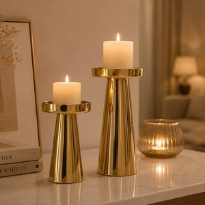 เชิงเทียนแขวน 3 ดวง รุ่น Gold Metal Arc จาก KRAFT WORLD ดีไซน์หรูหราทันสมัย ทำด้วยมือ เป็นมิตรกับสิ่งแวดล้อม เหมาะสำหรับตกแต่งโต๊ะกลางบ้าน - Product Image 2