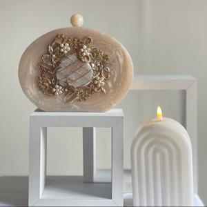 Escultura Decorativa de Resina Pintada a Mano, Ecológica, para el Hogar, con Bordado Dabka Zardozi y Piedra de Ágata - Product Image 1
