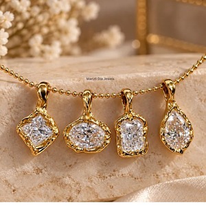 สร้อยคอจี้เพชรโมอิสซาไนต์ทรงปรินเซสคัทสำหรับผู้หญิงจาก Maruti Dia Jewels ตัวเรือนทอง 18K ดีไซน์คลาสสิก - Product Image 1