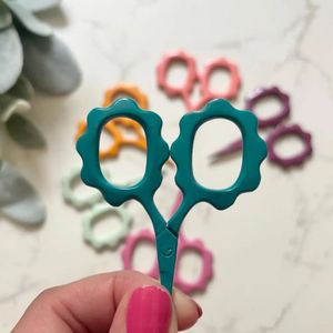 Tijeras para flores, mini tijeras de bordado de girasoles y margaritas con diseño Kelmscott, de acero inoxidable afilado, para diestros, para entresacar y cortar cabello corto - Product Image 5