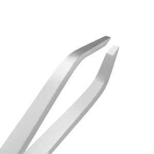 Pinzas para Cejas Modernas de Acero Inoxidable con Punta Puntiaguda, Diseño Inclinado Duradero - Product Image 4