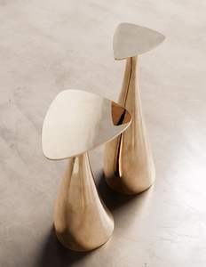 Mesa auxiliar de metal inspirada en joyas que aporta un toque glamuroso al dormitorio, la sala de estar y la entrada. - Product Image 3