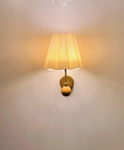 Lampe murale scandinave CH avec abat-jour en lin et base en bois, éclairage décoratif intérieur pour salon - Product Image 2