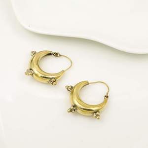 Pendientes de aro con forma de luna de latón chapado en oro, joyería unisex de estilo vintage - Product Image 2