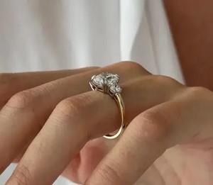 Bague de fiançailles de luxe en diamant taille brillant, avec coussin carré premium et pierres latérales étincelantes, bijoux fins pour mariée - Product Image 2