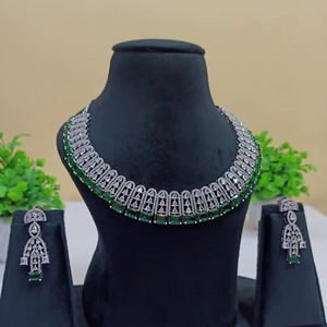 Ensemble collier et boucles d'oreilles classiques en cristal vert – Bijoux de mariée plaqués argent pour mariage - Product Image 1