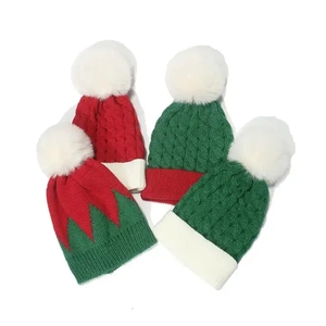 Gorro de Punto Rojo Unisex con Puño Acanalado Blanco y Pompón Esponjoso para Invierno - Product Image 2