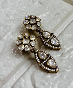 Pendientes de tuerca clásicos de lujo con diseño floral en forma de pera redonda, chapados en oro, de Amaira Jewels, para mujer, ideales para fiestas. - Product Image 6