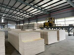 Tablero LVL de Alta Calidad de Fábrica en Vietnam, Madera Contrachapada para Andamios, Tablón de Madera de Pino para Paletas de Madera con Precios - Product Image 4