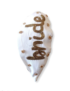 Bandeau large rembourré en tissu blanc pour bébés filles, personnalisé avec perles et broderie dorée, accessoire pour cheveux, idéal pour cadeau de baby shower - Product Image 1