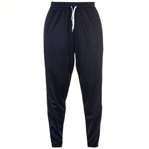 Ensemble de survêtement pour homme en tissu polyester respirant et confortable, idéal pour l'exercice quotidien et les sports de plein air, pour les acheteurs de vêtements de sport - Product Image 3