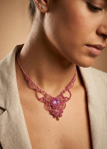 Collier ras du cou en macramé rose fait main, micro-collier mystique avec perles dorées, bijoux bohèmes tendance unisexe HARI OM - Product Image 3