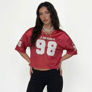 Haut court respirant rouge pour femme, grande taille, en maille, style maillot de football américain, imprimé personnalisé, col en V, manches courtes, style streetwear - Product Image 5